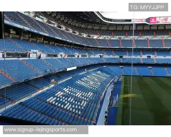 外国足球明星在故宫古建筑间展开精彩踢球赛引发热议